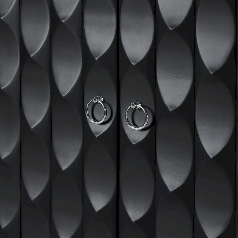 Buffet moderne à 4 portes avec portes à motifs convexes et 2 poignées argentées